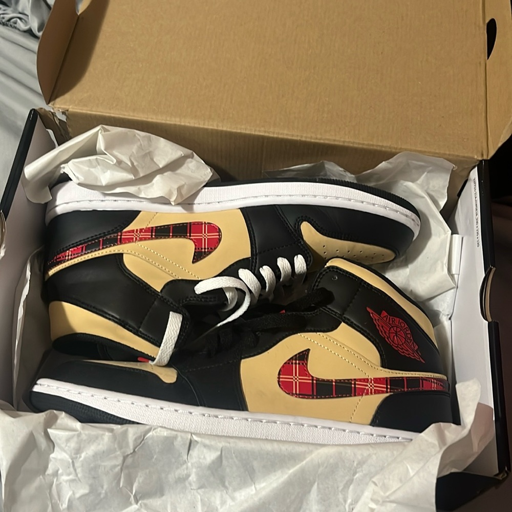 JORDAN 1 MID SE SUPER SALE NEED GONE NOW